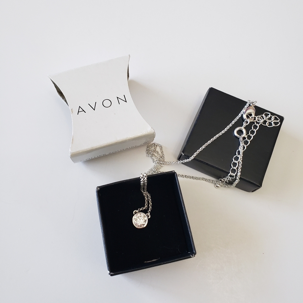 Avon Collier Cubic Zirconia Solitaire Necklace Silvertone in original box NWT